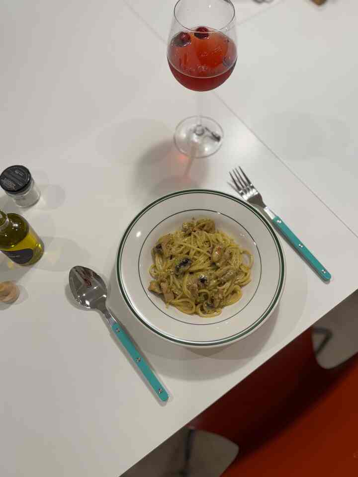 Charm your glass ✨🍷

#dinner #dinnerware #dinnersetup #wineglass #utensil #onthetable