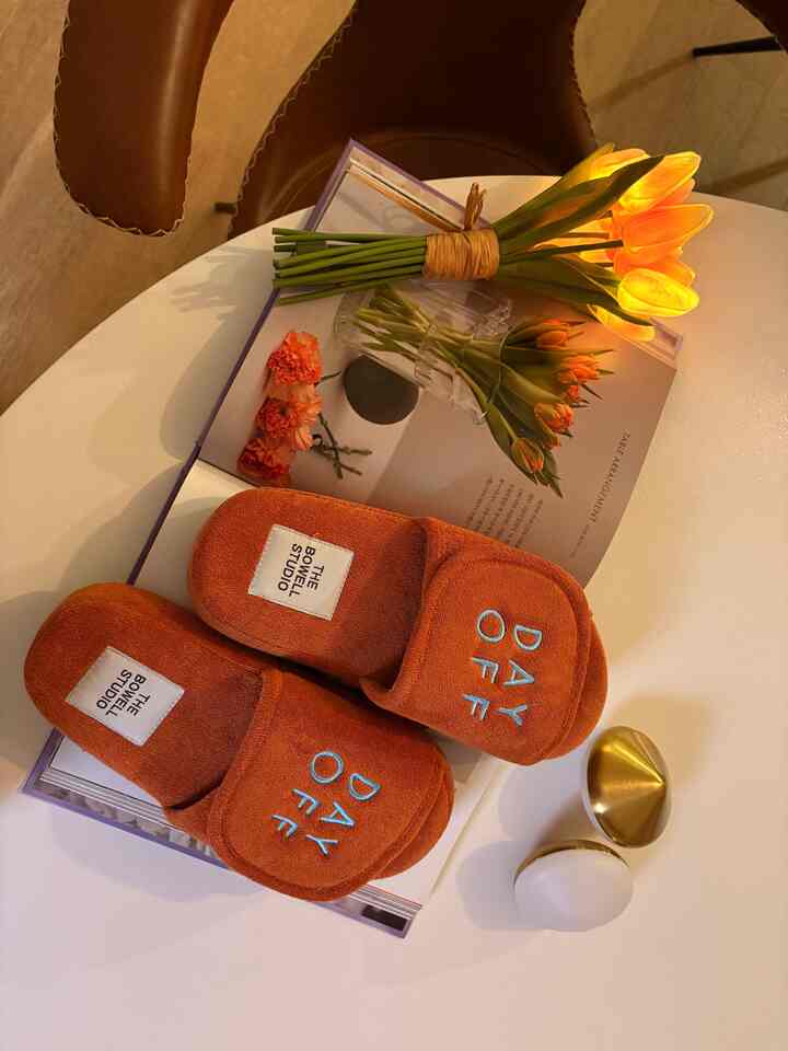 Cozy slippers, a romantic tulip light—Ohouse Santa’s December gift is truly the best!🎄🎁 Thanks so much!

#OhouseCozy #OhouseGlow #OhouseStyling #Welcomechallenge 
#Cozyslippers 