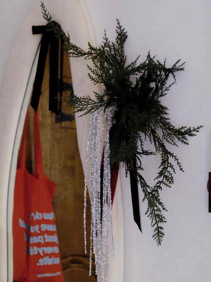 A little sparkle goes a long way! ✨ I’ve added a 'glittery waterfall' to our mirror garland, and the way it catches the light is purely magical. It’s the perfect shimmering touch to complete our holiday 'December Glow' at home.

#OhouseHoliday #OhouseGlow #MirrorDecor #HolidayDetails #GlitteryWaterfall #CozyHome #DecemberGlow #velveteibbon #glitterywaterfall #holidaysparkle #holidaydecor #smallentrance