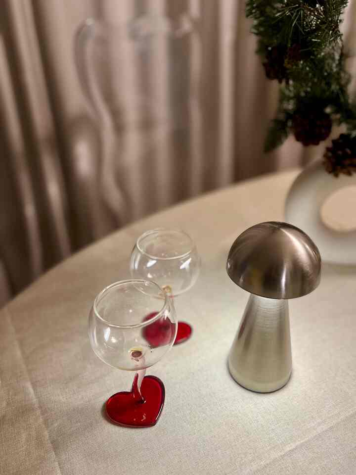 I love how small objects can make a table feel festive.
Glass, metal, and a little holiday touch.


#OhouseTree #OhouseGlow #CozyHome  
#OhouseGather #holidayhome #tabledecor #interiordetails #moderncozy #christmasathome
