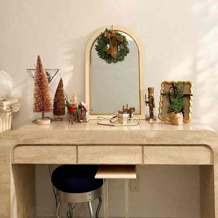 Menjaga Natal tetap sederhana, hangat, dan abadi ✨
Terkadang, lebih sedikit justru lebih  #OhouseGather #OhouseGlow #CozyHome #minimalchristmas #holidaydecor #neutralchristmas #homeinspo #interiorstyling #christmascorner

