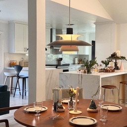 This wooden round table gives us so much cozy vibes.
#cozyhome #cozycorners #diningtable #diningtablependant #pendantlighting #mcm
