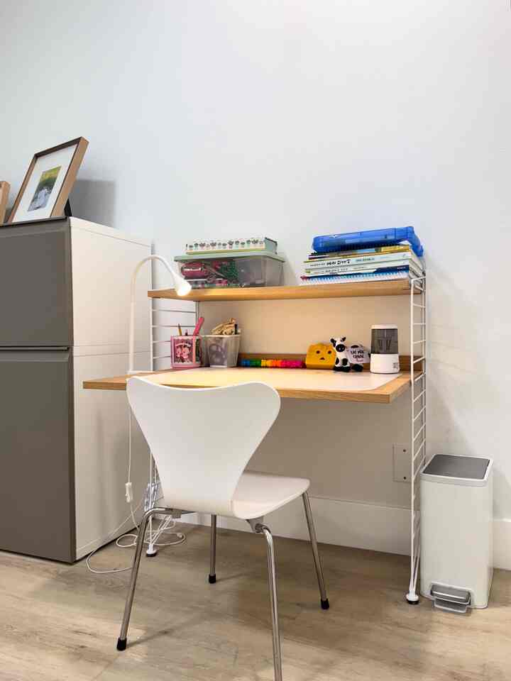Loving the String Furniture wall desk for our daughter 🤍 Space-saving and height-adjustable 🙌

#OhouseReset #kidsdesk #walldesk #kidsroom #kidschair #deskinterior 