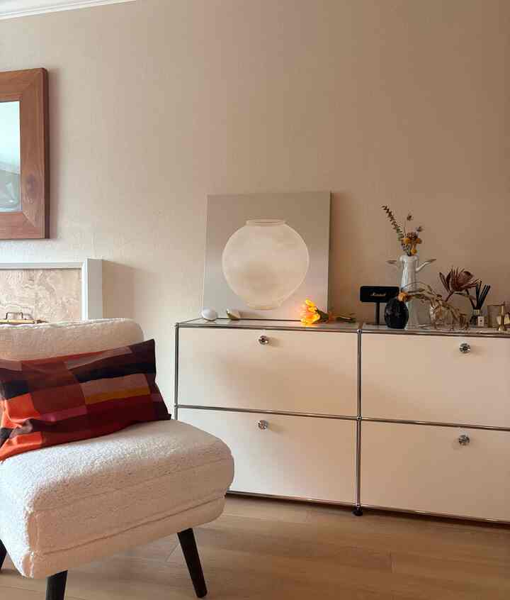 ✨Ending the year slowly and peacefully in my cozy corner✨ 

#HappyNewYear #CozyHome #CozySpace #YearEndMood #CalmMoments #SlowLiving
#HomeStyling #InteriorInspo #WarmVibes #QuietMoments #ohouseproduct 
#TulipBouquetLamp #EndOfTheYear 
 #OhouseReset #Ohouseglow #Ohousecleanse #NewYearReset