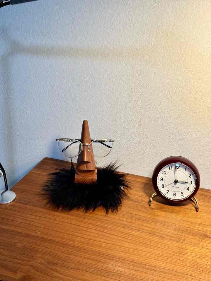  Small decoration added to our bedroom ✨

#walldesk #decorationidea #desklamp #lamp #tableclock #cozycorner