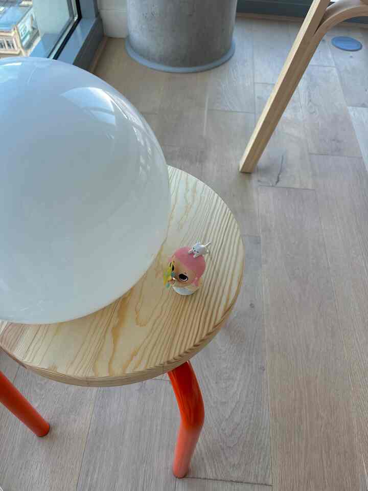 Little pieces of decor and pops of color really make a big difference! #livingroominspo #cozy #trinkets