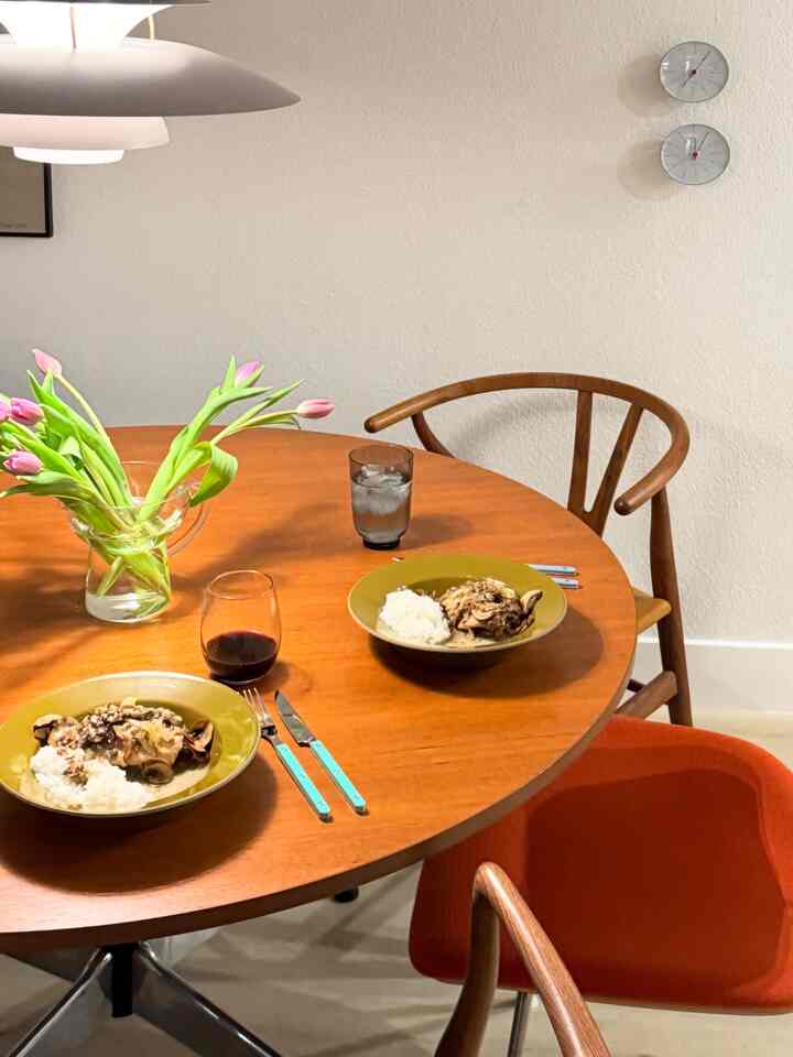 Tambahan bunga kecil untuk meja makan kami 🌷✨

#penataanmakanmalam #onthetable #dinner #tabledecor #cozycorners #kitchenessential

