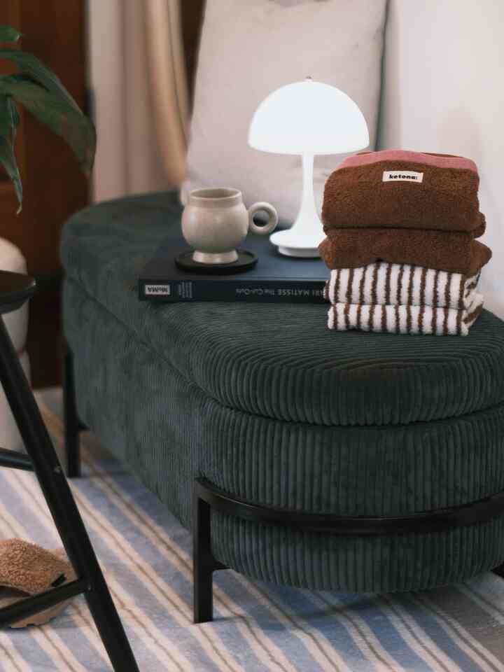 Indulging in a mindful "me-time" with these incredibly soft Kotona towels. The combination of warm light and plush cotton is pure bliss.

#OhouseReset #NewYearReset #OhouseUSA #MeTime #HomeSpa #coffee #reading #cozyvibe #softtowel #prettytowel #StripedDecor #stripe #browncolor #nordic #smallentrance #tinyentrance #hallway
