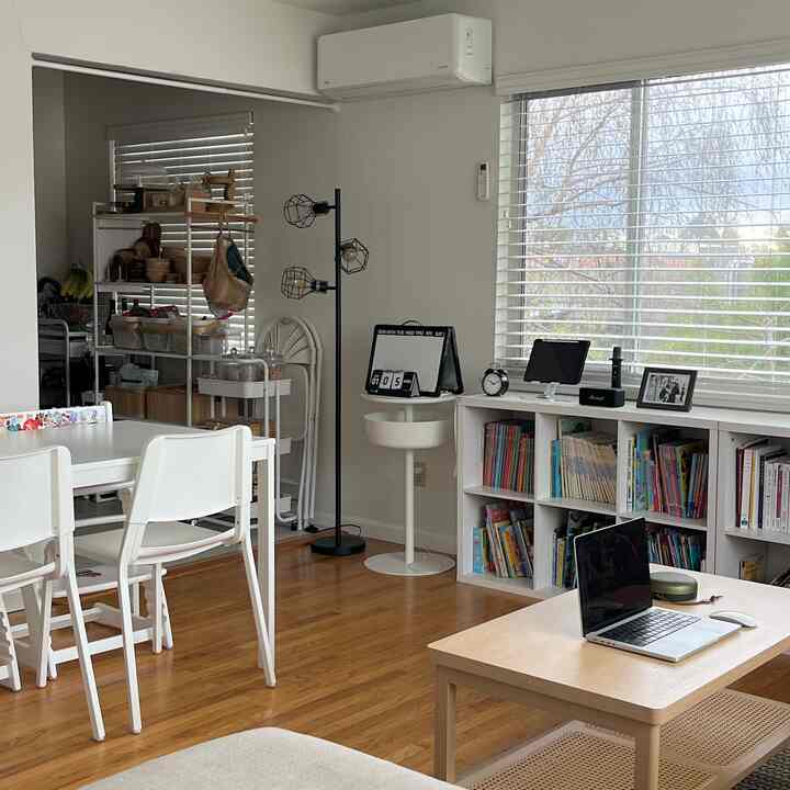 My morning station 🖤
Changing the date, playing music as my BGM while I pack snacks and lunch for my kids.

#blackinteior #whiteinterior #simpleinterior #morningvibes