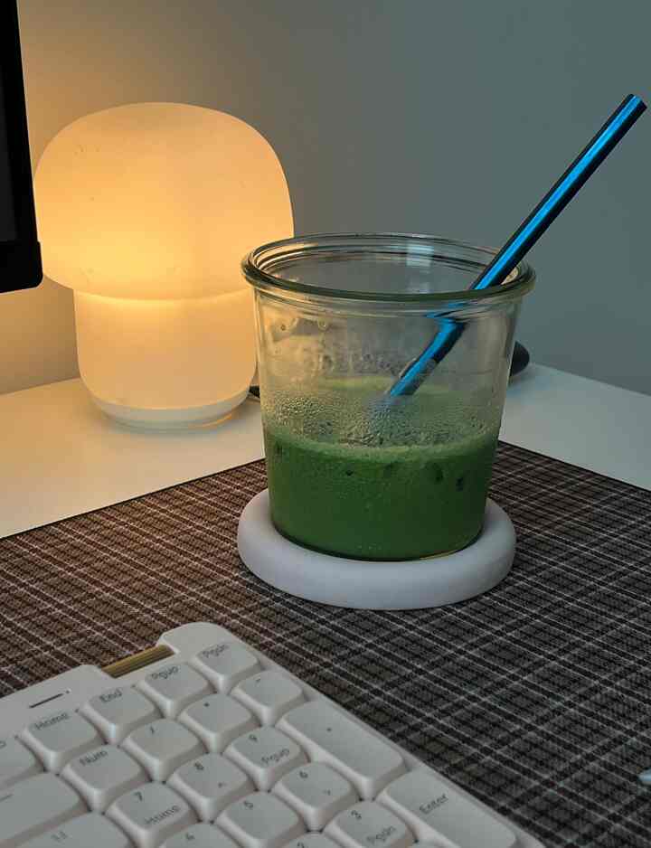 a cozy start to my morning with warm lights and a perfect matcha!

#cozy #matcha #wfh #homeoffice