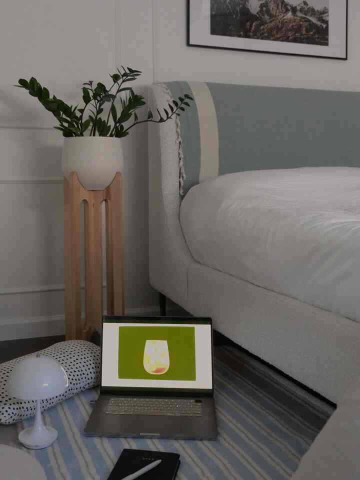  Small rug, big impact! ✨ I’m obsessed with how this bedside rug fits my 1950s home aesthetic!

#ohouserug #ohousereset #bedroom #softrug #rug #smallrug #cozybedroom #ikea #nordic #modern #cozymodern #westelm #bouclebed #journal