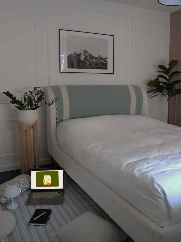 Moving this soft rug to my bedside was the best decision for my journaling reset.
The perfect size makes styling so easy without the hassle of moving heavy furniture!

#OhouseRug #OhouseReset #OhouseUSA #BedroomGlow #HomeAtmosphere #bedroom #cozybedroom #cozyvibes #softrug #ikea #nordic #modern #westelm #bouclebed
