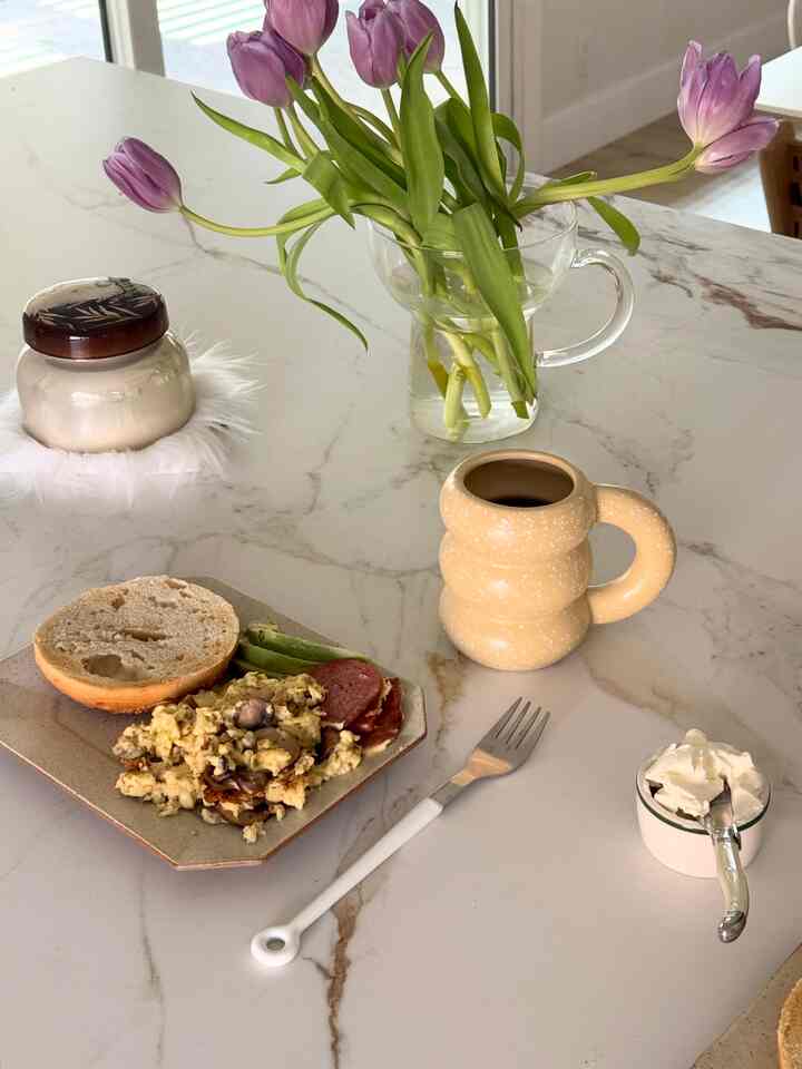 Brunch bersama suami di hari Jumat yang tenang. Selamat Jumat! 🤎

#brunch #mug #onthetable #OhouseGlow #tablewear #tablesetup