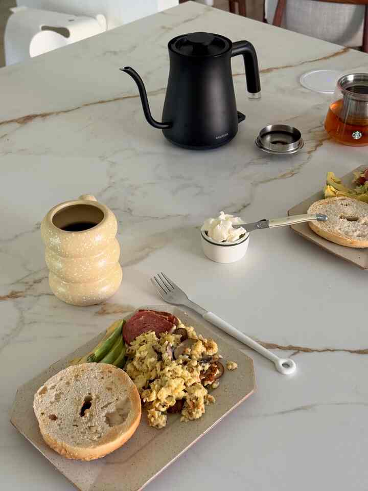 Currently obsessed with having my coffee in my speckled bold mug ☕️

#onthetable #brunchsetup #OhouseGlow #tabledecor