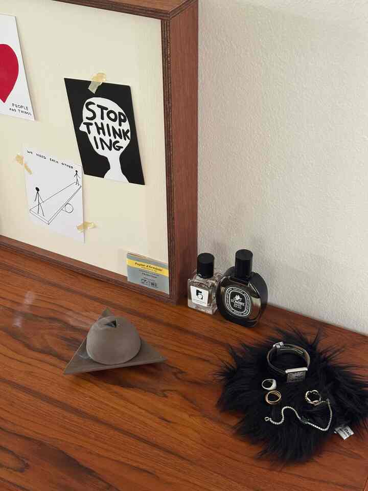 Sudut kecil untuk barang-barang penting sehari-hari saya 🤍

#cozycorners #ohouseglow #decoritem #incenseholder #cozyhome