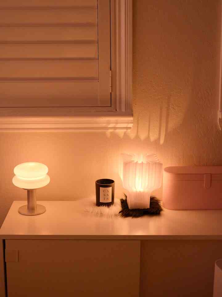 Keep things minimal but add an interesting texture 👌🏻

#cozyhome #ohousestyle #bedroomdecor #cozybedroom #tablelamp