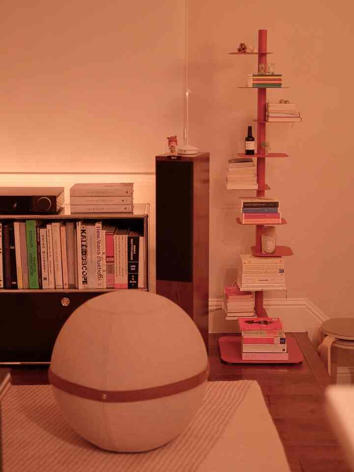 So happy to have found a yoga ball that doesn’t ruin your space and styling 🙂‍↕️

#livingroom #cozyhome #cozylivingroom #ohousestyle 