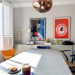 Feels like spring is finally showing up in LA☀️
#diningroom #coffeemorning #diningtable #diningroominterior #colorfulhome #posters 