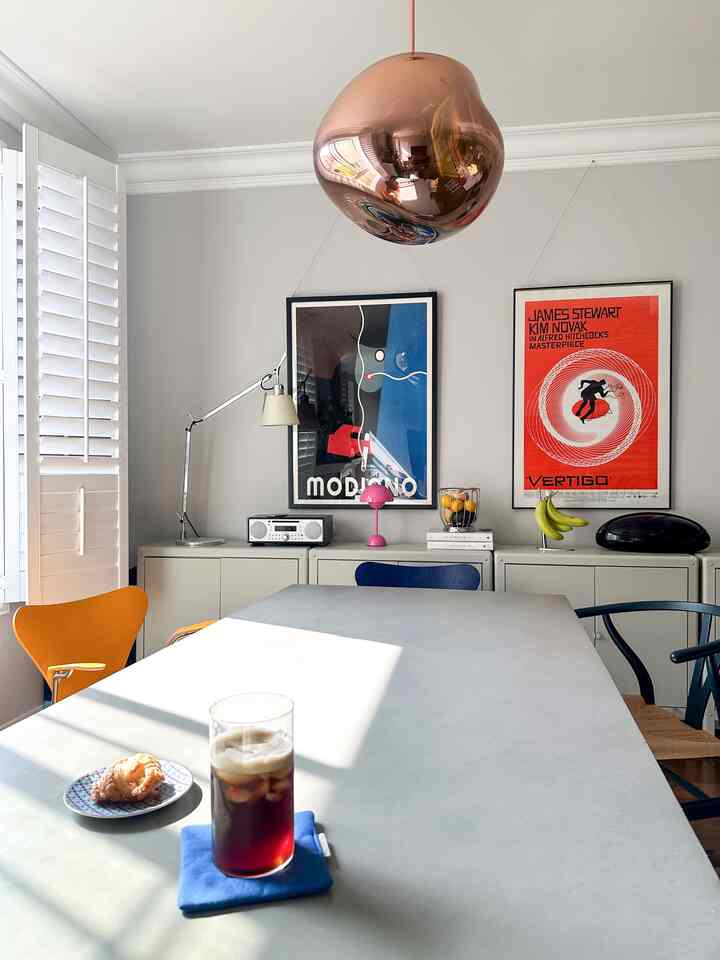 Feels like spring is finally showing up in LA☀️

#diningroom #coffeemorning #diningtable #diningroominterior #colorfulhome #posters 