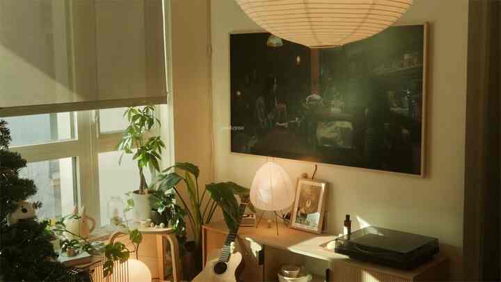 Cozy living room with beige and wood tones, featuring plants and soft lighting in a natural ambiance