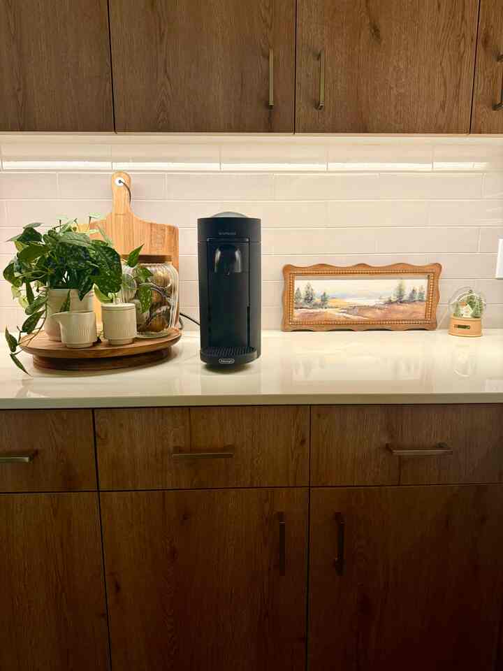 Menambahkan beberapa dekorasi baru ke dapur untuk menyegarkan suasana di tahun baru ✨ Aku terobsesi dengan bingkai bergelombang pada gambar ini, dan menurutku bola salju itu secara teknis bisa dianggap sebagai dekorasi Natal, tapi mungkin aku akan membiarkannya tetap terpasang sepanjang tahun! #newyear #refresh #kitchen