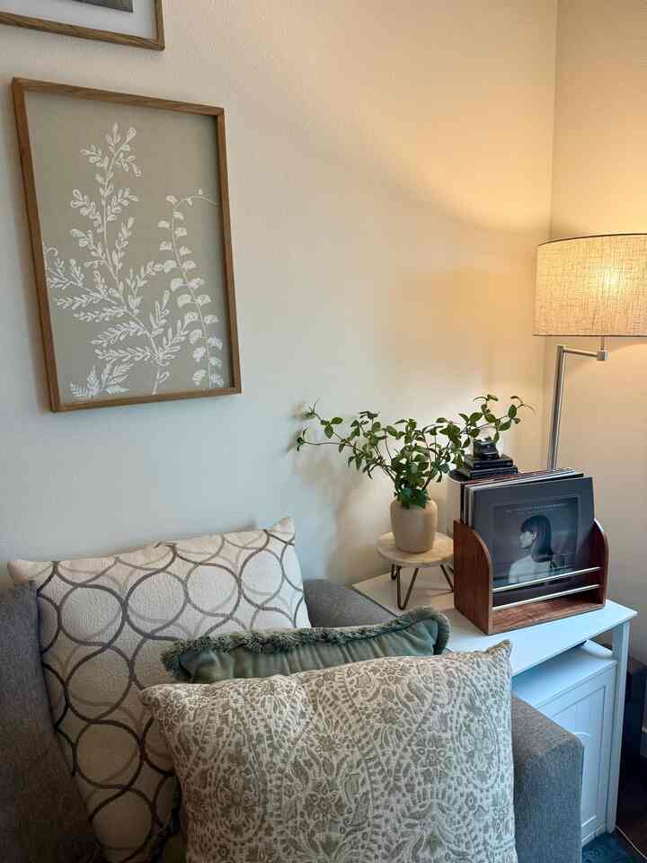 Saya juga sedikit menyegarkan ruang tamu untuk memamerkan koleksi vinyl Taylor Swift dan bola salju baru saya! 😍 Bantal-bantalnya dari HomeGoods dan tanaman palsunya sudah tidak dijual lagi di Target, tapi itu dari lini Hearth and Hand with Magnolia. #livingroomdecor #vinylrecords #cozycorners