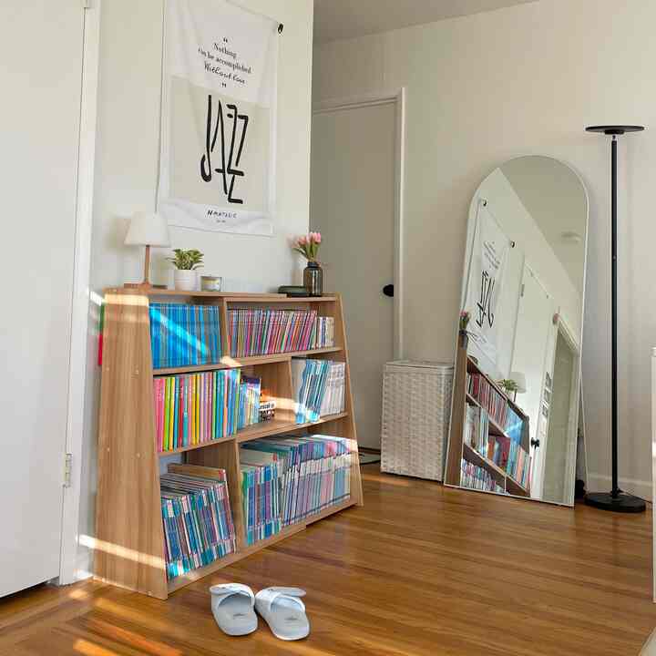 Plants & flowers 💚🩷 — a mix of real and artificial

#livingroomdecor #woodinterior #bookshelf #moderninterior