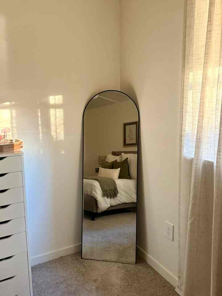 It’s so rare that the sun ever shines in the windows like this here 😍 soaking up every minute #OhouseLight #bedroom #sunshine #Ohousegather 