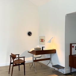 A small desk lamp plays an important role in creating a warm, cozy vibe ✨
#OhouseLight #lampstyling #cozytips #desklamp #livingroom #mcm 