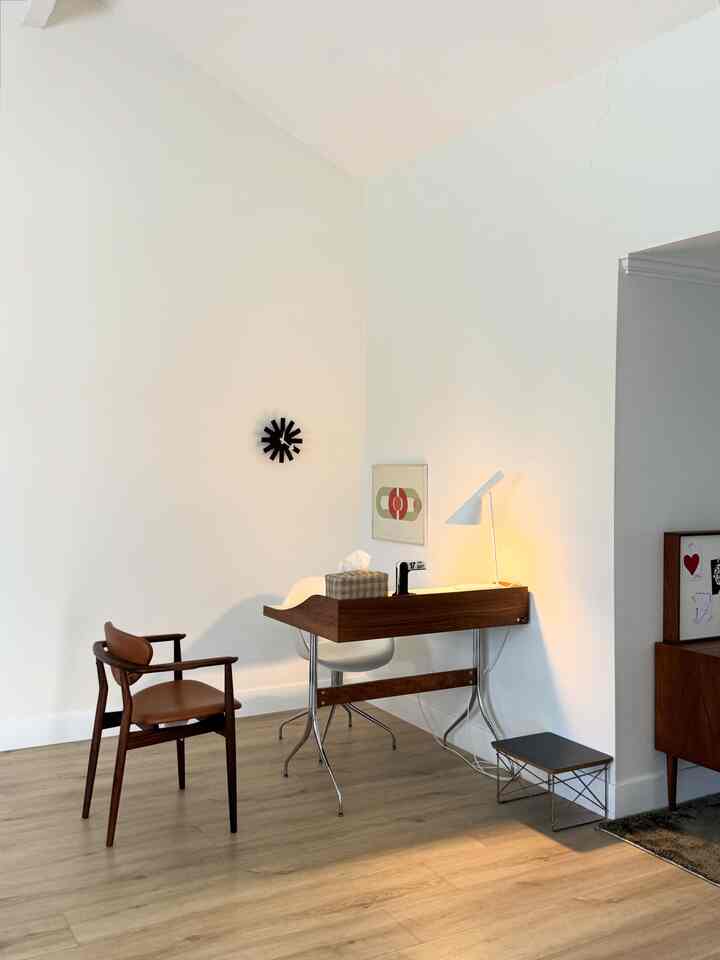 A small desk lamp plays an important role in creating a warm, cozy vibe ✨


#OhouseLight #lampstyling #cozytips #desklamp #livingroom #mcm 