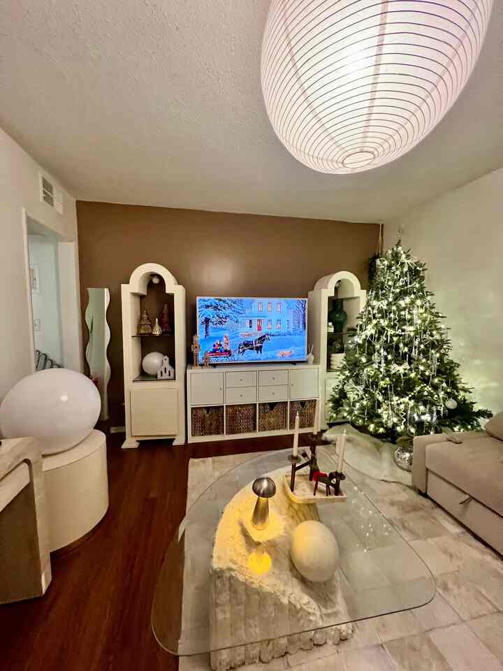 A cozy living room moment filled with warm light ✨
Soft tones, gentle glow, and subtle romantic details layered into the space.
Sometimes, the best gatherings happen right at home 🤍

#OhouseLove #OhouseGlow #OhouseGather #ValentinesDay
