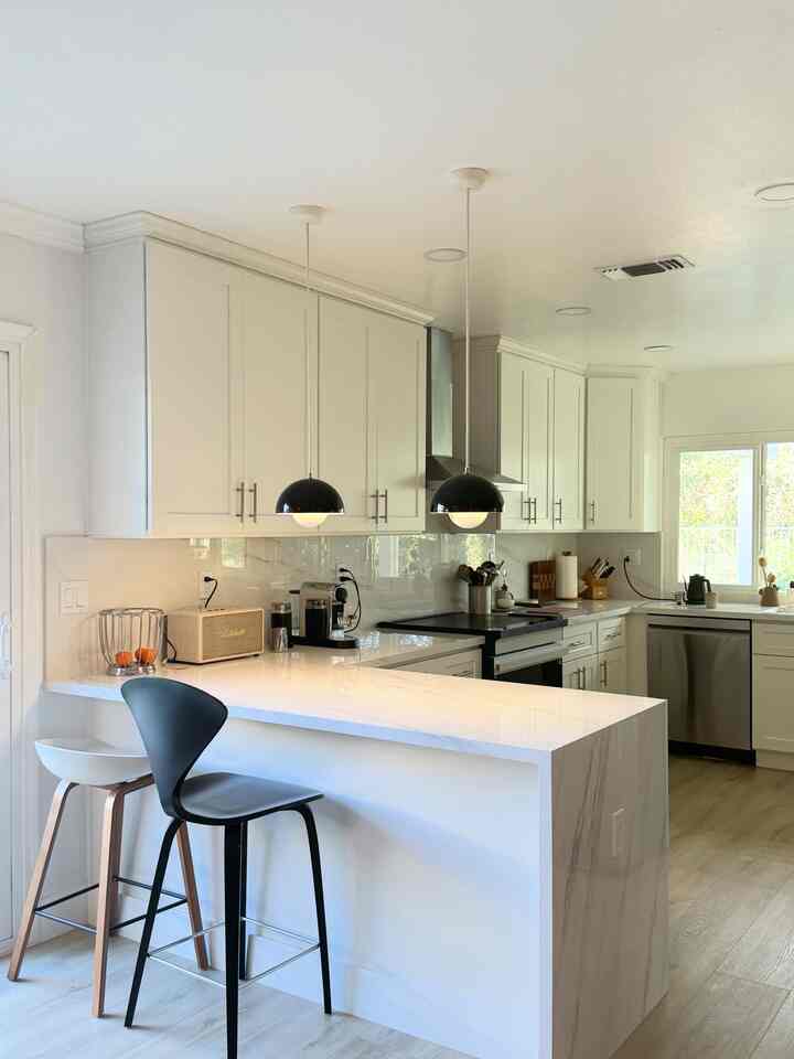 Feeling extra fresh after a long-weekend clean 🧹

#OhouseLight #OhouseGlow #OhouseChange
#kitchen #counterstool #pendantlighting #pendant