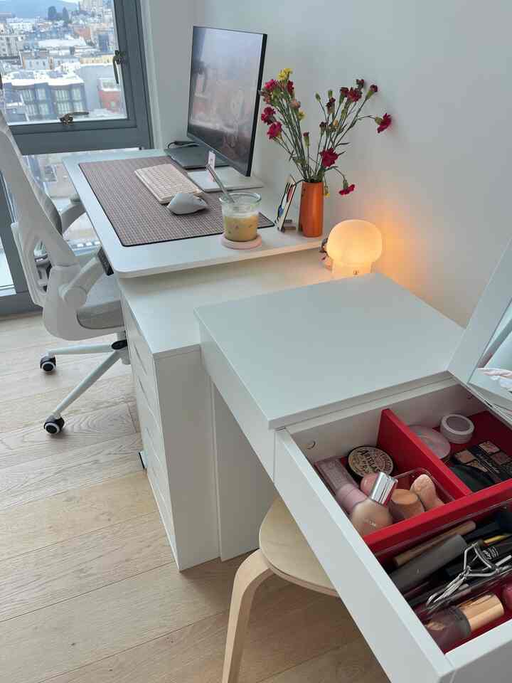 closeup of my vanity! this IKEA vanity hides all the mess and makes makeup organization so simple!

#vanity #bedroominspo #organization