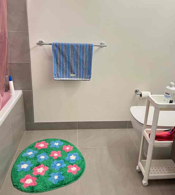 added a new bath mat for a pop of color! 

#bathroominspo #bathmat #ohousetowel