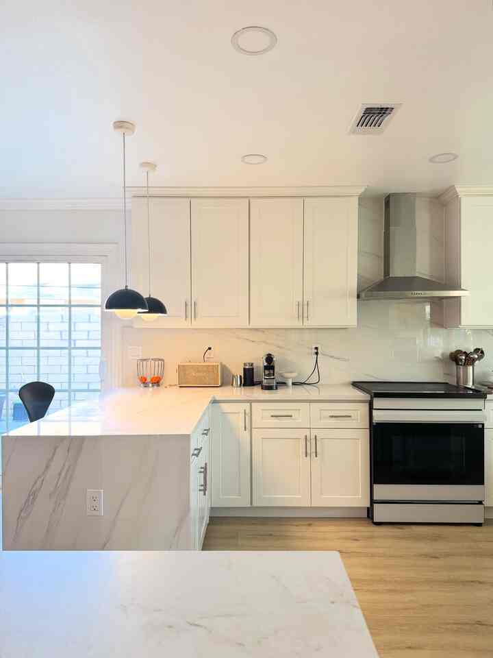 Monday morning, after all the kids are gone. 😉

#kitchen #kitcheninterior #whitekitchen
