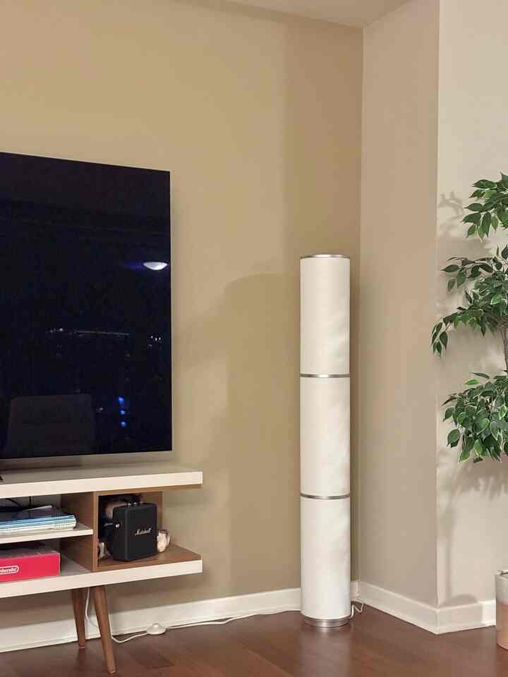 Where screens meet softness.
Light and greenery balance the room.

#homeaesthetic #neutralhome
#cozycorners #homestyling #livedinhome
#dailyritual #smallspaces #designinspo