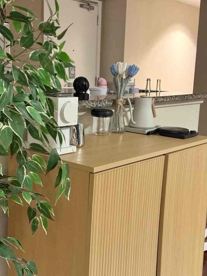 My everyday coffee ritual ☕️
Everything in reach, nothing extra.

#homeaesthetic #neutralhome
#cozycorners #homestyling #livedinhome
#dailyritual #smallspaces #designinspo