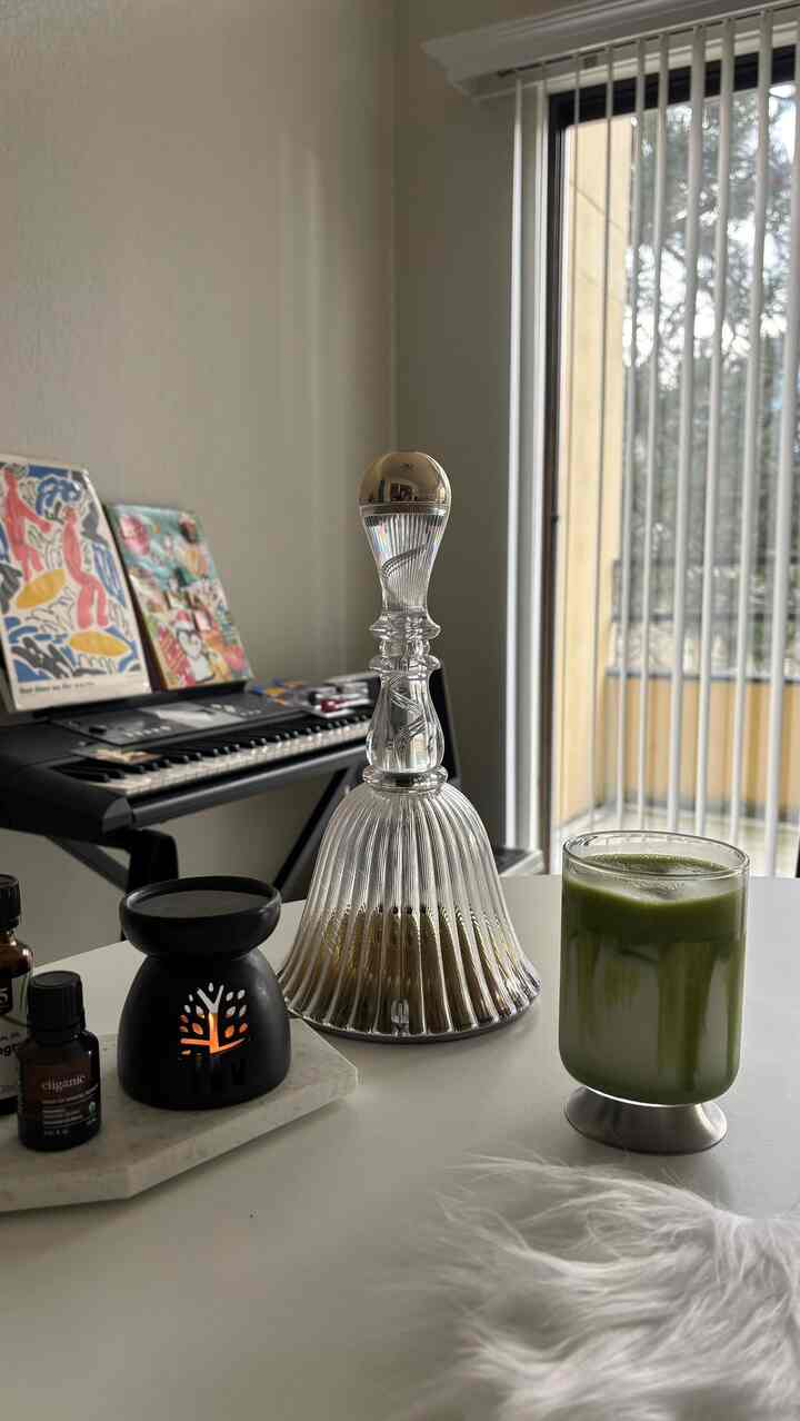 Sipping green, feeling calm.
A green day with matcha latte 💚


#tablelamp #glass #aromalamp