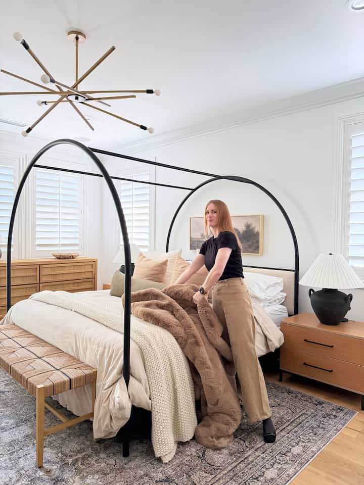 Beige-toned bedroom featuring a black metal bed frame and cozy blankets, creating a natural and modern atmosphere