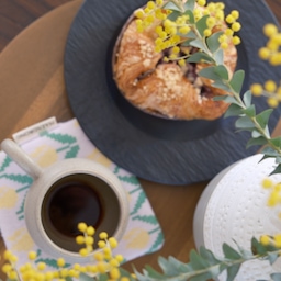 This yellow handmade fabric coaster is just too cute paired with the beautiful acacia flowers!
#OhouseReset #Coffee #tablestyling #Ohousecleanse #Villeroy #cutemug #decor #flower #diningtable #diningroom