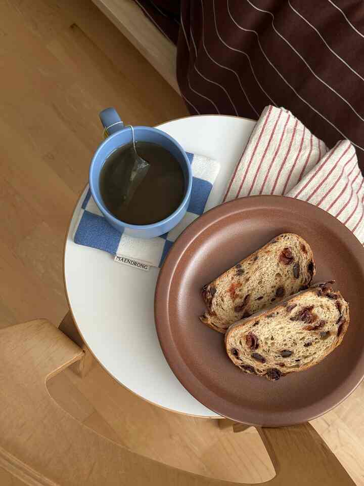 Chill Sunday afternoon
Enjoyed the chocolate & cherry toast from neighborhood bakery 🥖🥐🍞
This lid size chair is perfect to beused as a side table 
#artekchair #heathceramics #teatowel