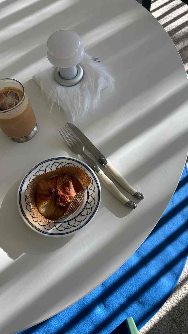 Unboxing is always exciting ✨
This snail cutter is all I need.
Magnet on the door, ready to use!

#unboxing #cutter #glass #ohouse