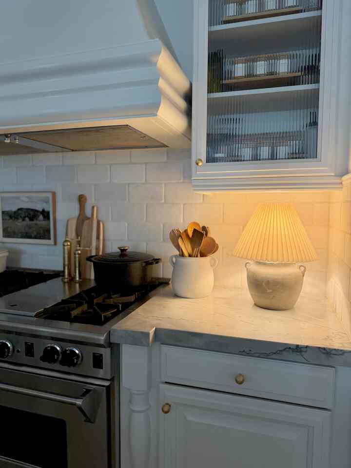 Cozy vibes in the kitchen wirh a lamp. #kitchenstyling #lamplight #kitchendecor