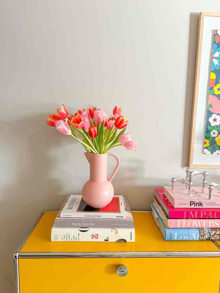 February💛💝

#colorfulhome #ohouselove #velentinesday #flowerdecor #usm #livingroomdecor #flowerarrangement 