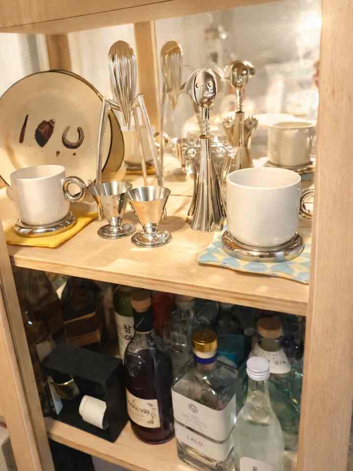 From Galentine’s gatherings to subtle details layered into my living room 🤍
I organized this cabinet with warm wood tones, soft light, and everyday glassware—small touches that add calm and a quiet sense of romance.
Simple styling that makes home feel inviting.

#OhouseLove #Ohouseglow #Ohousegather #ValentinesDay

