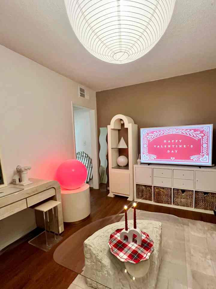 Soft lamps and a subtle Valentine's glow.
Warm light that gently changes the mood of the room.
#OhouseLight #OhouseGlow #OhouseLove #Ohouseglow #ValentinesDay #OhouseLove #LivingRoom