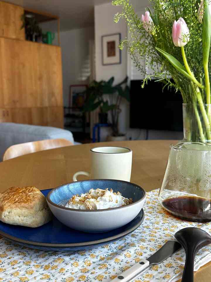 Breakfast bowl & plate
In love with this new lime yellow color mug  currently, it goes perfecly with my blue plate. 🍃
#yogurtbowl #breakfast #dining #coffeecarafe 