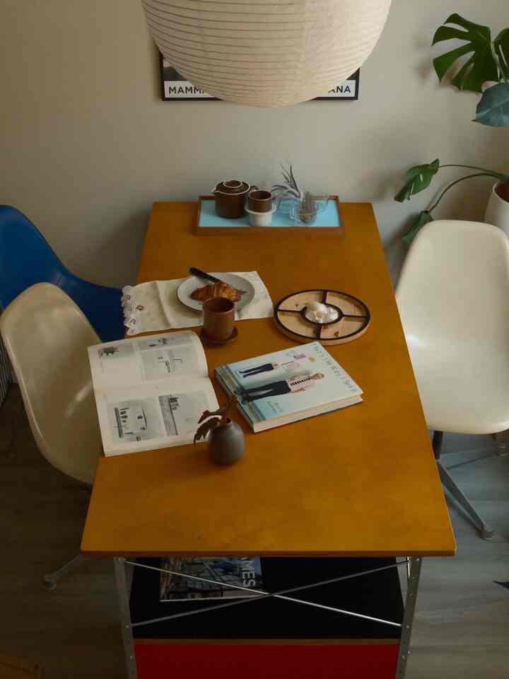 bird eye view of my dining area 🩵🤎

#eamesdesk #eamesdesign #diningroom