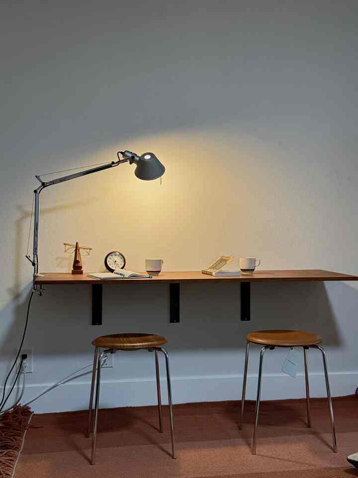 Little cozy corner in our bedroom. 📚

#OhouseLight #wallshelf #walldesk #stool #desklamp