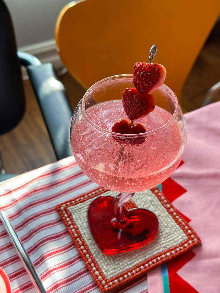 So much love❤️

#valentinesday #ohouselove #cocktail #homeparty #glassware #valentinesdaytable #galentines 